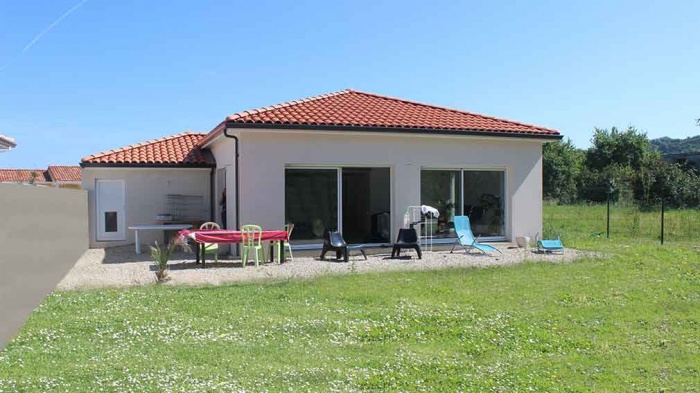 Maison contemporaine avec mezzanine et charpente apparente : construction-maison-avec-mezzanine-et-vide-sur-sejour-toulouse-8